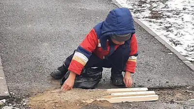 Шестилетний мальчик самостоятельно заделал яму на тротуаре в Талдыкоргане, фото - Новости Zakon.kz от 06.02.2023 13:50