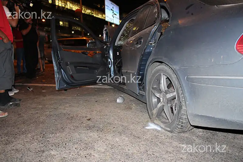 Два Мерседеса не подлежат восстановлению после столкновения на аль-Фараби-Сейфуллина в Алматы (фото), фото - Новости Zakon.kz от 11.07.2013 18:22