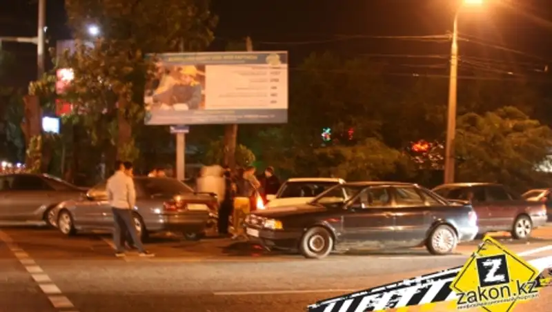 "Зазевавшийся" водитель Тойоты устроил массовое ДТП в Алматы