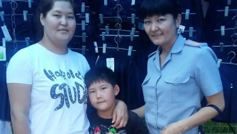 Сотрудники военной полиции в Талдыкоргане собрали в школу маленького Санжара