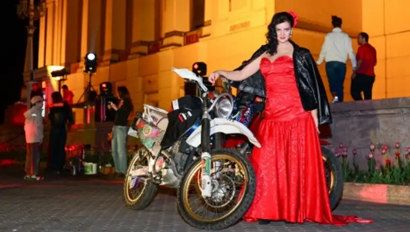 Кармен предпочла тореадору байкера