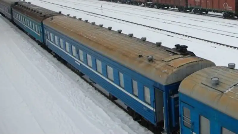 Три пассажирских поезда застряли в пути из-за схода грузового вагона в Семее