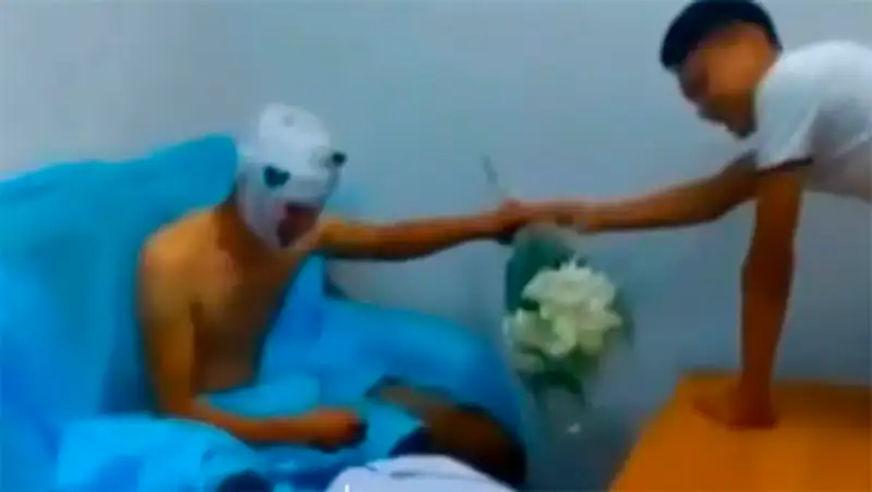 Жестокое предложение руки и сердца с больничной койки сделал казахстанец своей возлюбленной