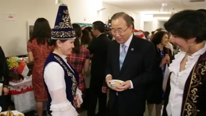 Генсек ООН купил баурсаки на благотворительном базаре организации