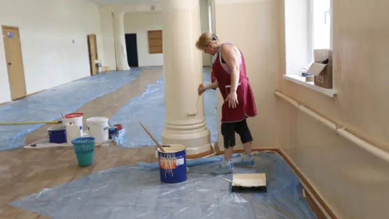 В Усть-Каменогорске учителей заставляют делать школьный ремонт