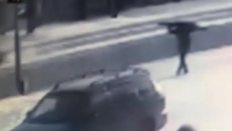 Похититель дверей из подъездов попал на камеру