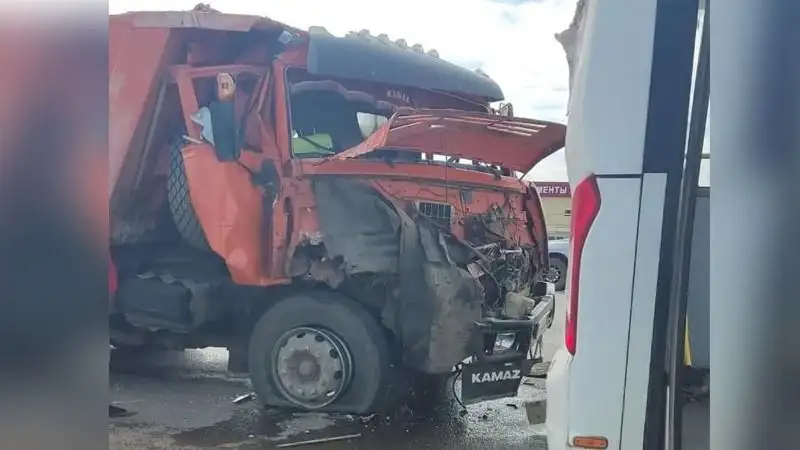 В Уральске пассажирский автобус столкнулся с КАМАЗом