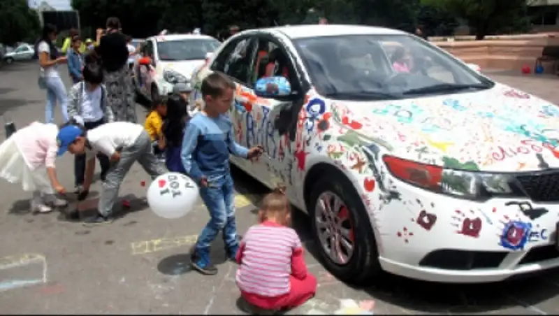 Алматинской детворе 1 июня разрешили рисовать на настоящих автомобилях