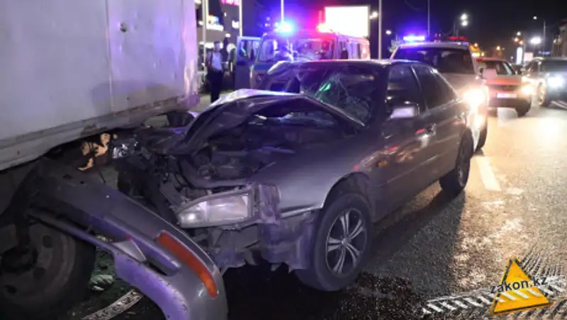 В Алматы Toyota на полном ходу влетела в стоявший грузовик