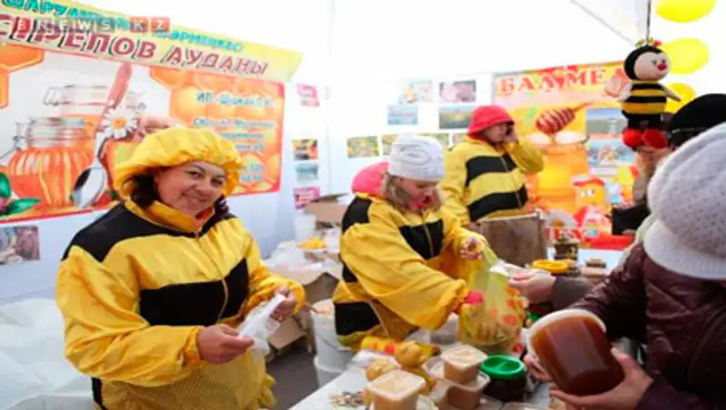 Более одной тысячи тонн продукции представила на ярмарке Северо-Казахстанская область, фото - Новости Zakon.kz от 28.10.2013 15:59