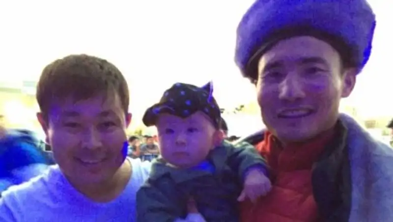 Канат Ислам перерезал путы ребенку своего фаната