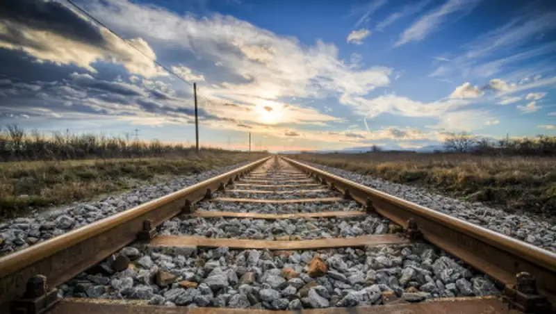 В Индонезии пассажирский поезд сошел с рельсов