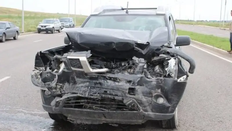 Автобус и джип столкнулись на улице Момышулы в Алматы 