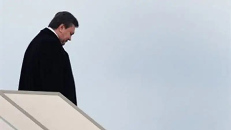 В Крыму военные украли стол Януковича, фото - Новости Zakon.kz от 12.11.2013 22:21