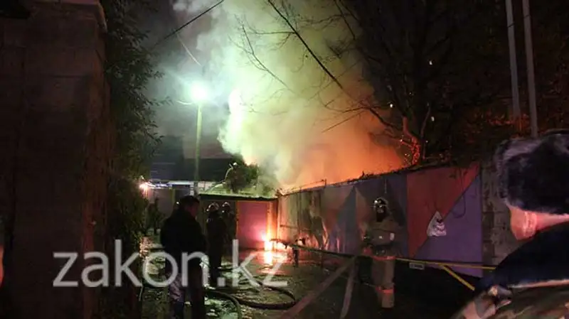 В Алматы огонь уничтожил частный запас угля на зиму и автомобиль (фото) В Алматы огонь уничтожил частный запас угля на зиму и автомобиль (фото), фото - Новости Zakon.kz от 06.11.2013 16:38