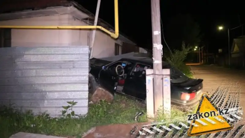 Audi снес опору газовой трубы и забор жилого дома в Алматы