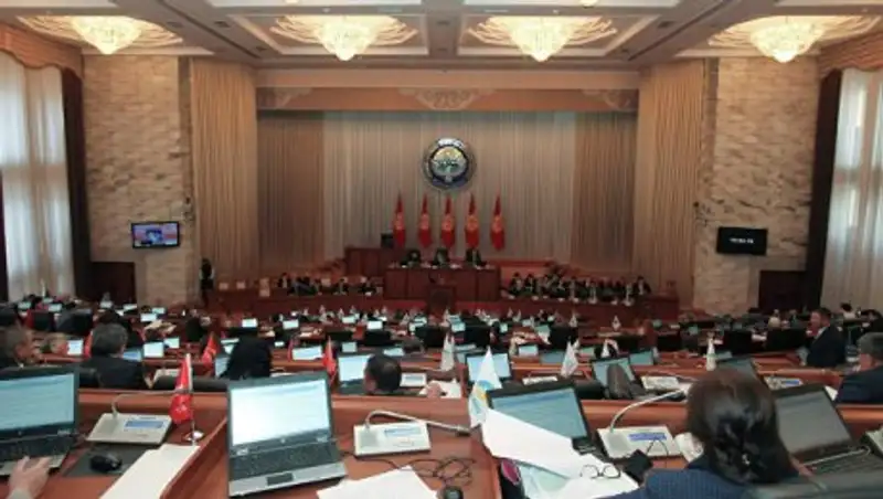 В парламенте Киргизии не нашли оригинала Конституции