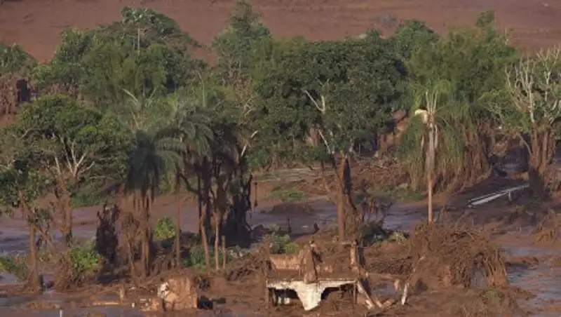 В Бразилии 21 человека обвинили в убийстве после прорыва дамбы