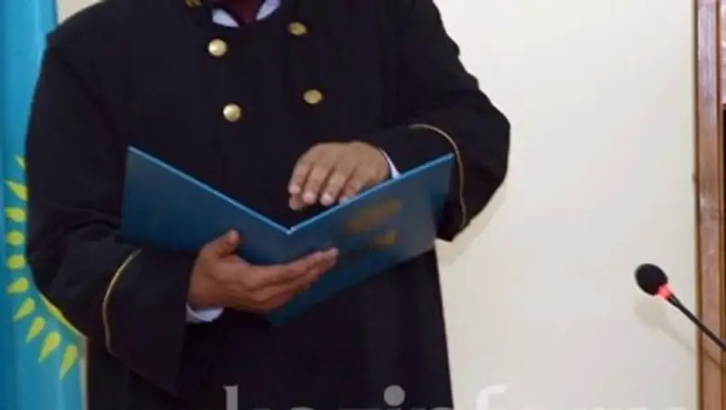 Пытавшейся продать свою дочь карагандинке не восстановили родительские права