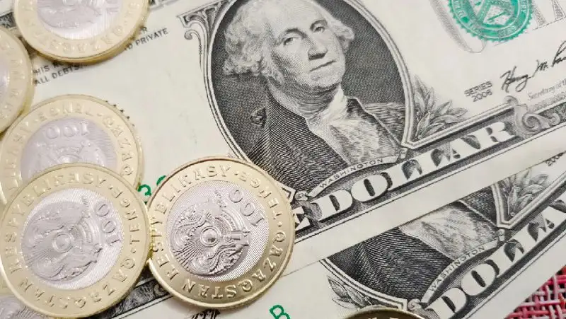 Доллар еще немного подорожал на торгах, а рубль подешевел