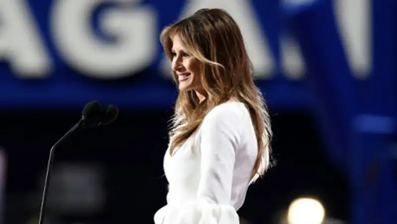 Памела Андерсон подарила Меланье Трамп шубу из российского экомеха