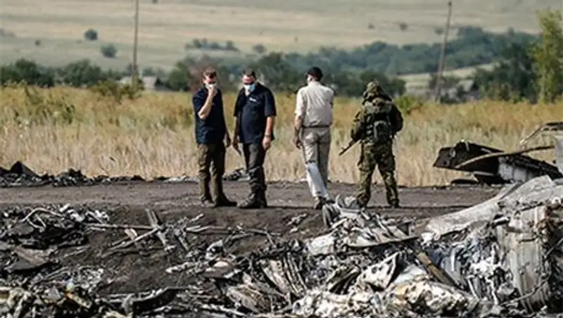 На месте крушения "Боинга" заметили мародеров