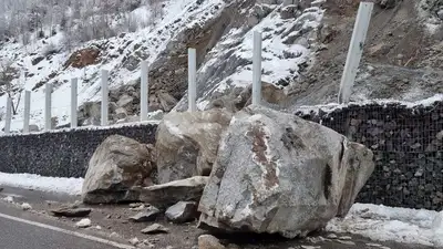 камнепад, перекрытие дороги на Медеу, фото - Новости Zakon.kz от 12.04.2023 12:49