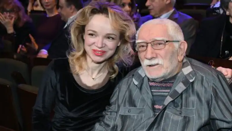 Жена Джигарханяна уехала из России на фоне скандала с мужем