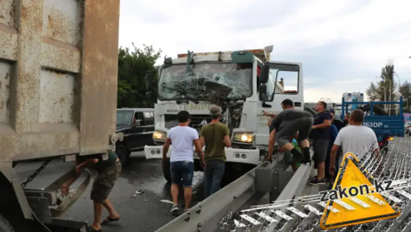 Водителя зажало в кабине после столкновения двух грузовиков в Алматы