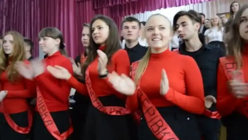 Украинские лицеисты простились со школой песней "Я - бандеровец"