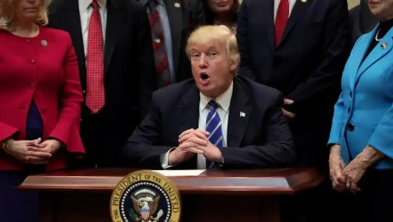 Трамп отменил ряд указов Обамы за "детским" столом