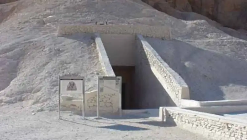 Власти Египта разрешили исследовать гробницу Тутанхамона для поиска могилы Нефертити