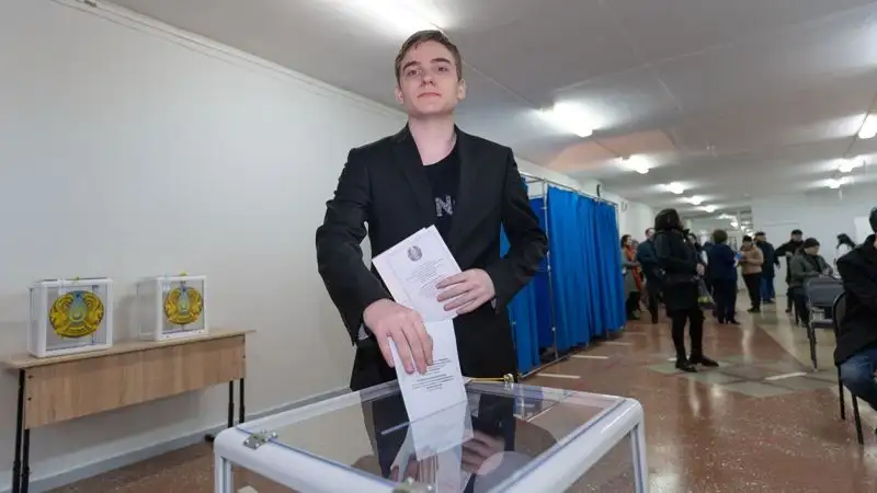 Выпускники школы впервые проголосовали с акимом ВКО в Усть-Каменогорске, фото - Новости Zakon.kz от 19.03.2023 09:19