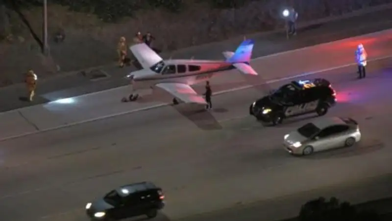 Самолет экстренно сел на автомагистраль в США