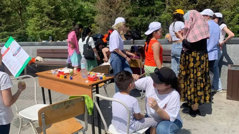 "Дети – это смысл жизни": как проходит праздник в центральном парке столицы