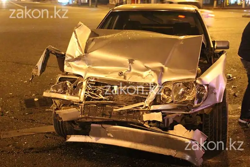 Водитель Мерседеса протаранил Субару, водитель которого поздно совершил левый поворот (фото) Водитель Мерседеса протаранил Субару, водитель которого поздно совершил левый поворот (фото), фото - Новости Zakon.kz от 07.11.2013 18:43