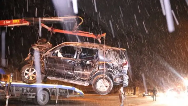 Водитель Land Cruiser Prado чуть не слетел с моста в Алматы