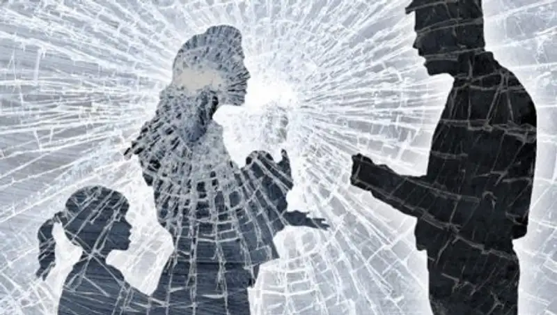 В Астане мужчина обливал кефиром и бил бывшую жену, чтобы вернуть ее