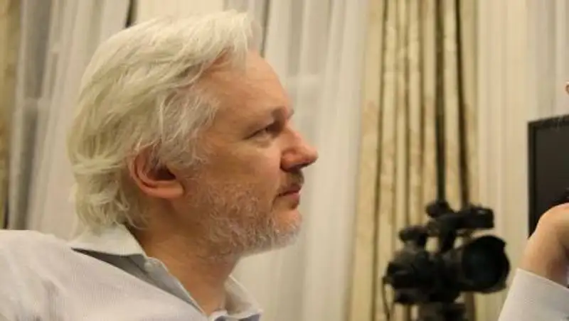 Ассанж и его невеста подали в суд на главу минюста Британии за отказ в свадьбе