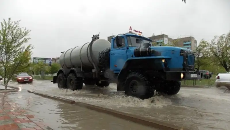 Из-за проливного дождя жители Атырау остались без жилья 