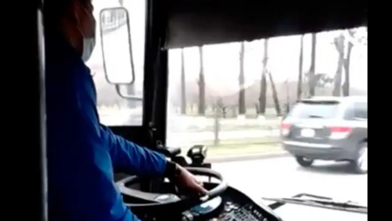 Пассажирским автобусом в Алматы "одной левой" управлял кондуктор