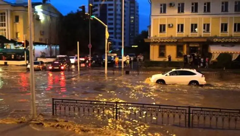 В Астане меняют схему движения из-за затопленных улиц