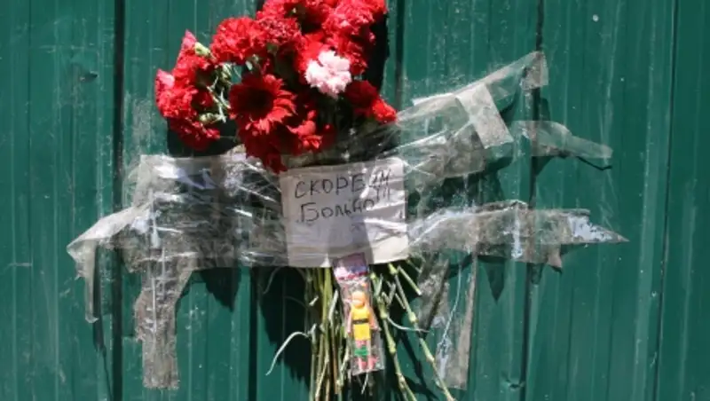 Цветы и игрушки несут алматинцы к месту гибели ребенка в детском саду