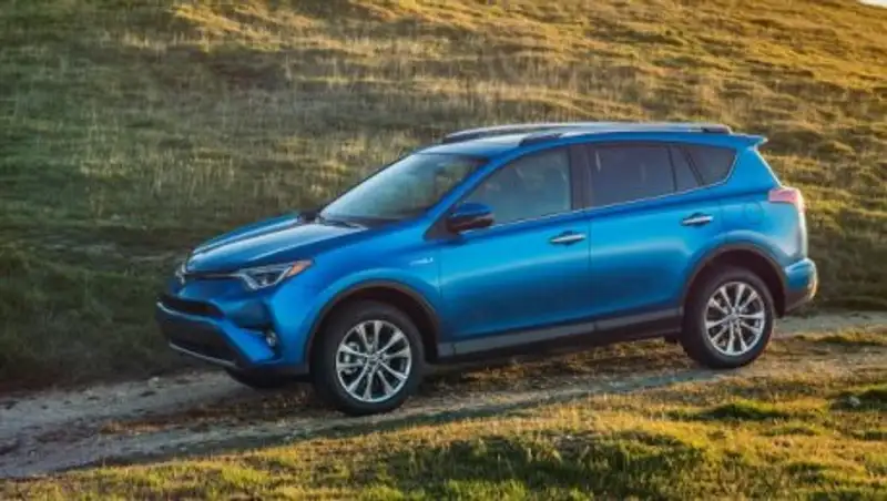 Кроссовер Toyota RAV4 Hybrid получил новую базовую версию