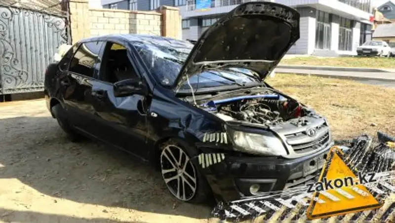 Лишенный прав водитель, убегая от полиции, перевернул машину в Алматы