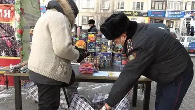 Полицейский рейд по пиротехнике, фото - Новости Zakon.kz от 26.12.2021 01:42