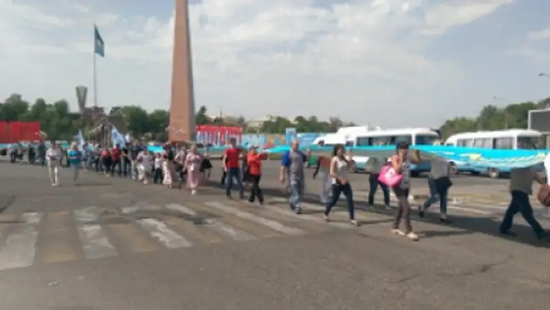 В Шымкенте 200 участников марша пронесли 70-метровую ленту Победы 