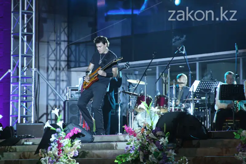 Парад оркестров в Алматы завершали классикой рока (фото) Парад оркестров в Алматы завершали классикой рока (фото), фото - Новости Zakon.kz от 10.09.2012 17:38