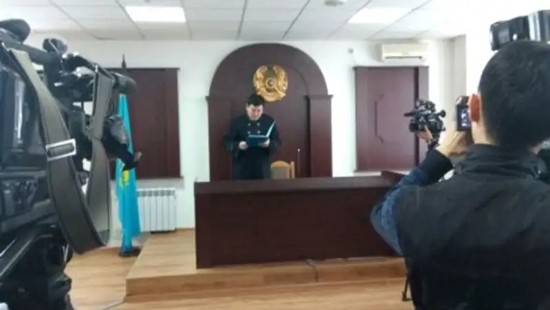 Водителя трамвая, сбившую двух девочек в Павлодаре, осудили на два года