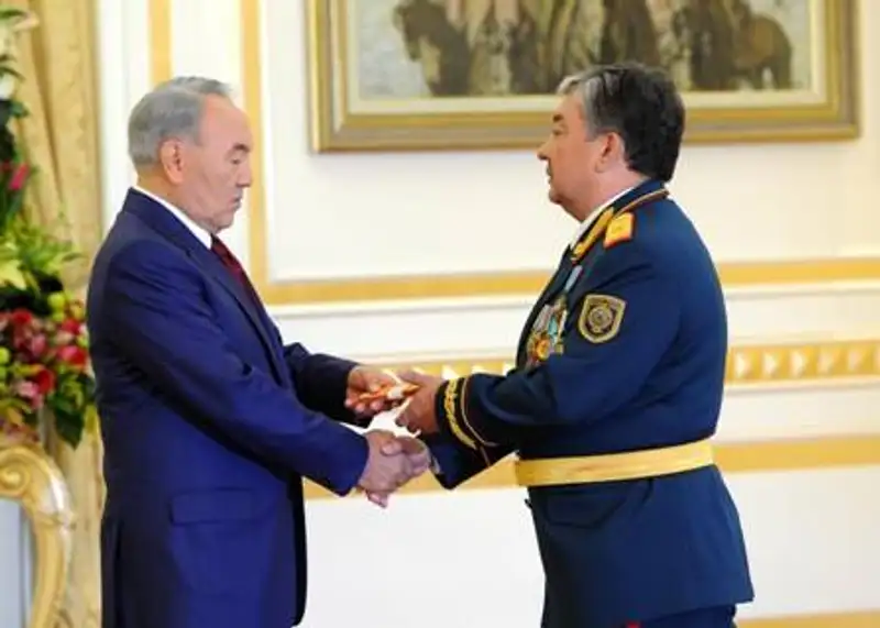 Президент Казахстана вручил генеральские погоны представителям Минобороны, КНБ, МЧС и СОП (фото) Президент Казахстана вручил генеральские погоны представителям Минобороны, КНБ, МЧС и СОП (фото), фото - Новости Zakon.kz от 07.05.2012 17:46